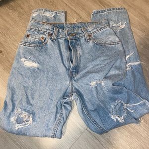 women’s distressed levi jeans